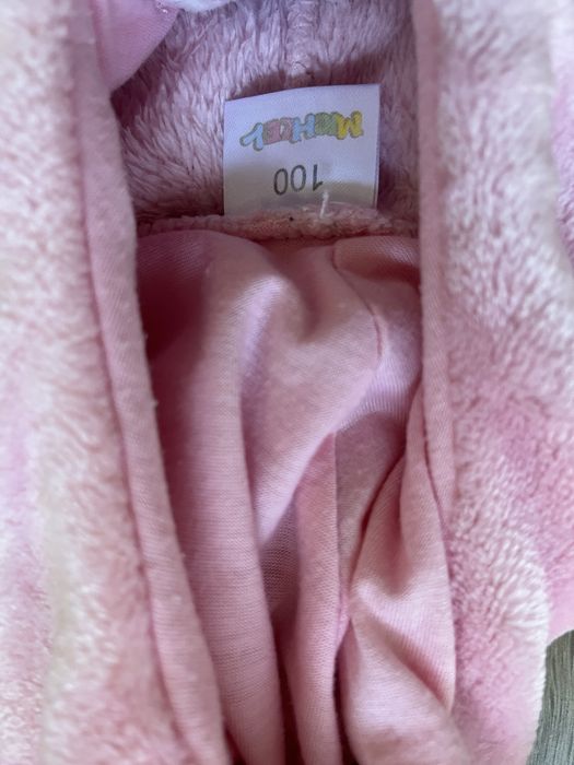 Różowy strój króliczka 100