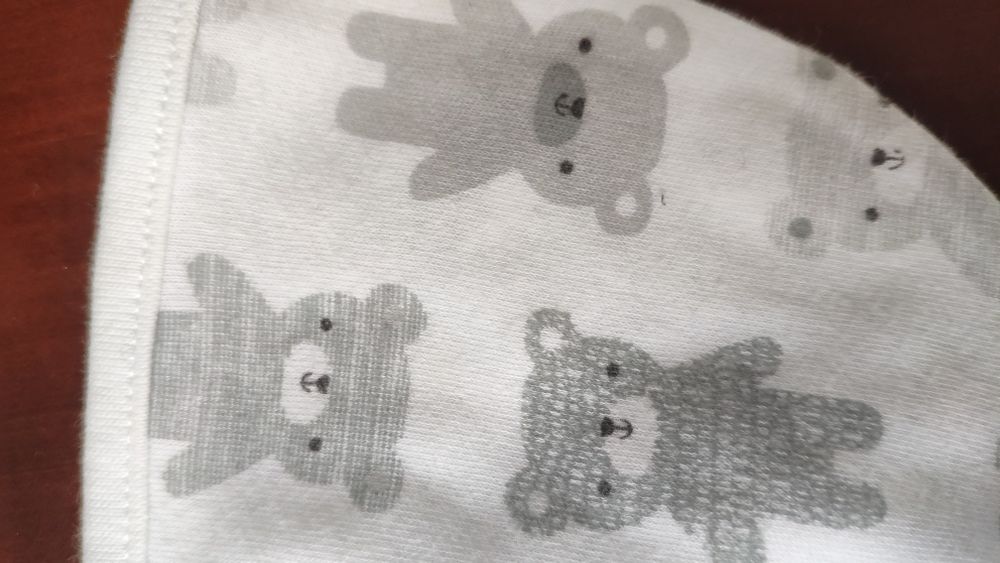 Czapeczka biała z misie od Nutmeg