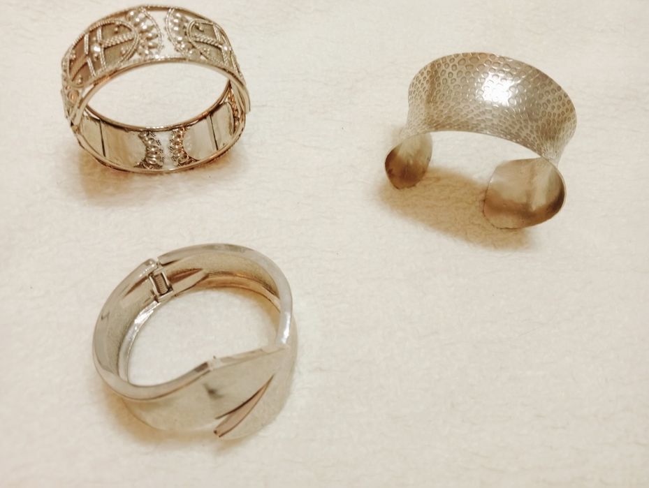 Pulseiras, brincos e colares Diversos preços