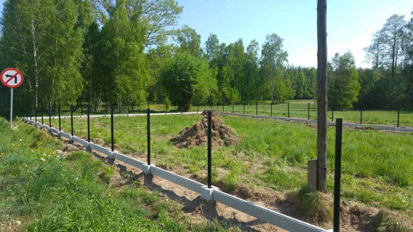 podmurówka betonowa, ogrodzenie, krawężnik.