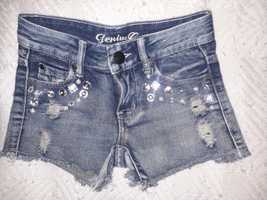 Krótkie spodnie jeans z przetarciami i ozdobnymi kamykami