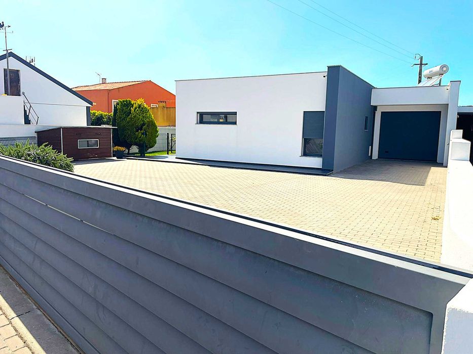 Moradia Térrea Moderna T3 para Arrendamento perto de Santa Cruz, TV