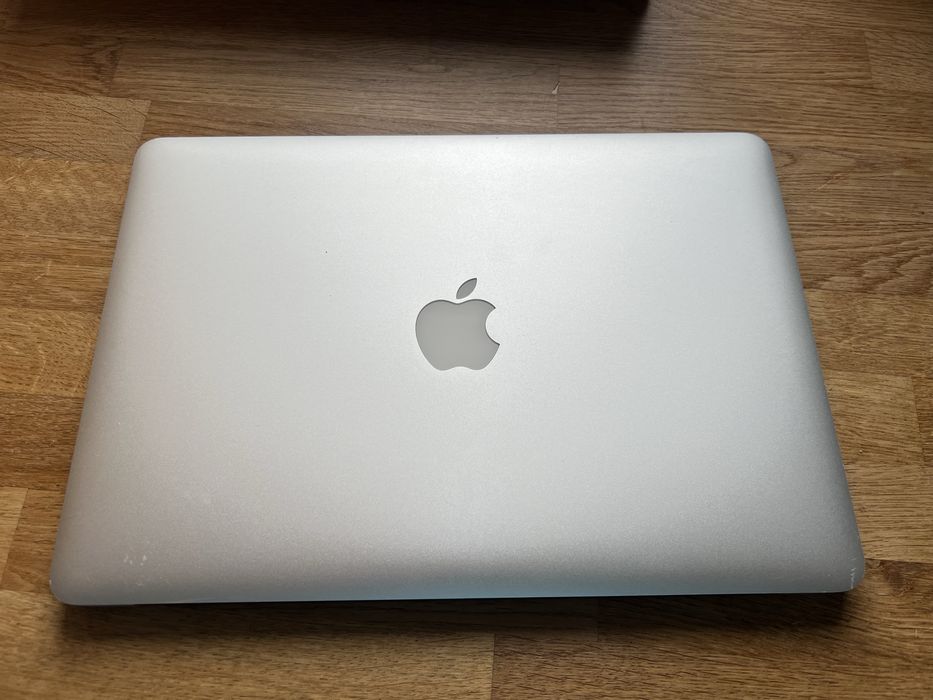 Laptop MacBook Air 13 A1466 Dysk 256GB 8GB RAM malo używany wylogowany