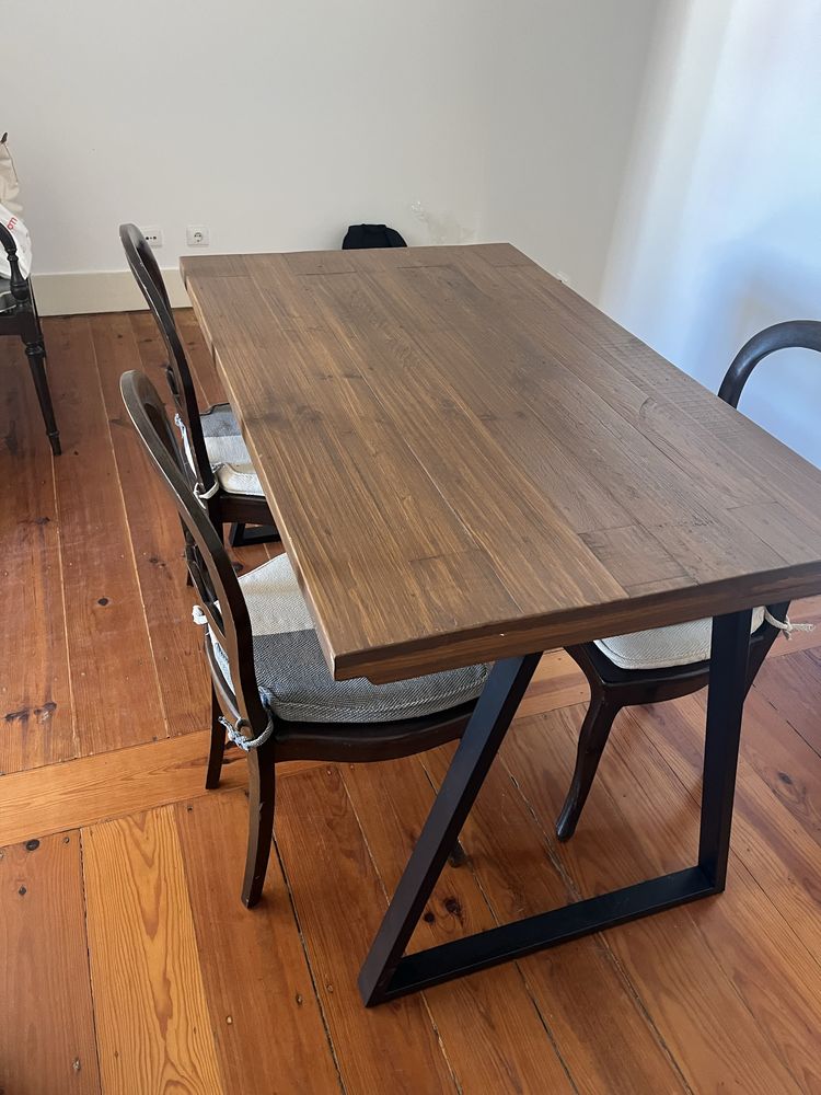Mesa de madeira com pes de ferro preto