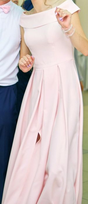 Długa suknia pudrowy róż dla świadkowej