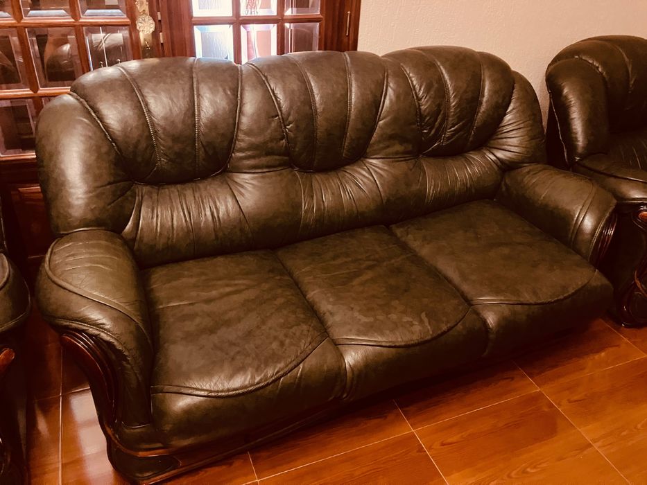 Conjunto sofás em pele