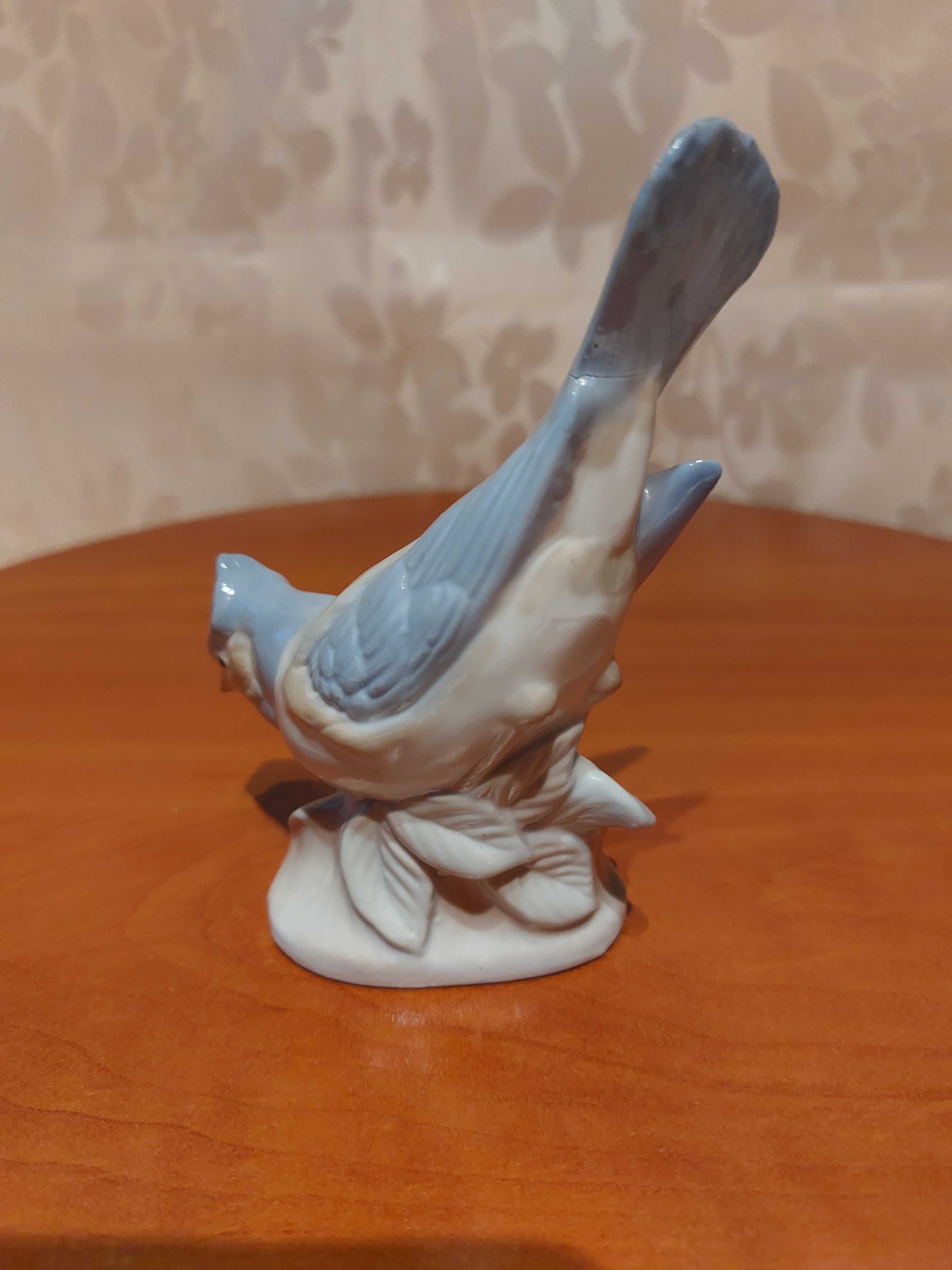 Porcelanowa figurka przedstawiająca ptaszka.