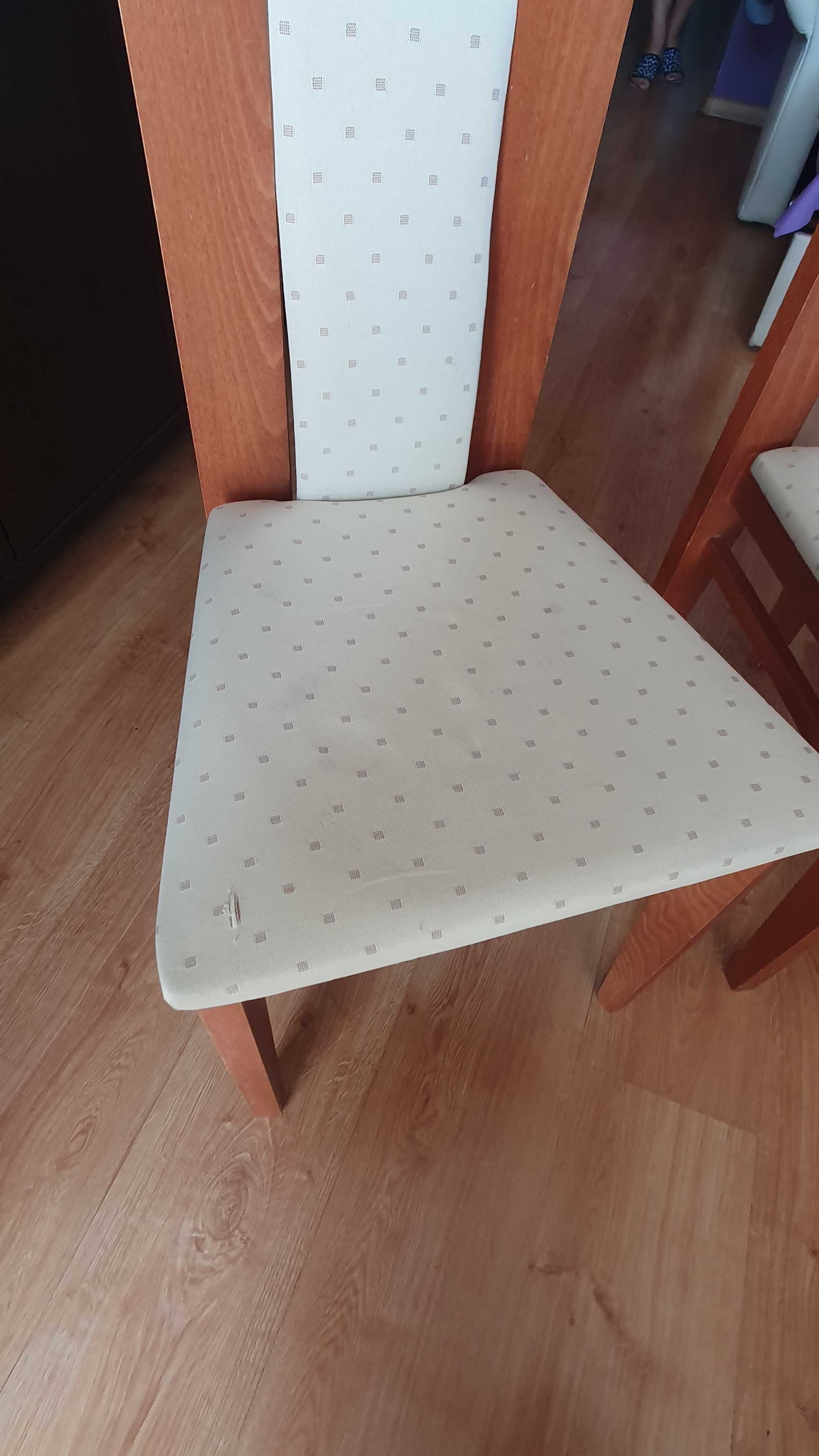 Stół drewniany z krzesłami