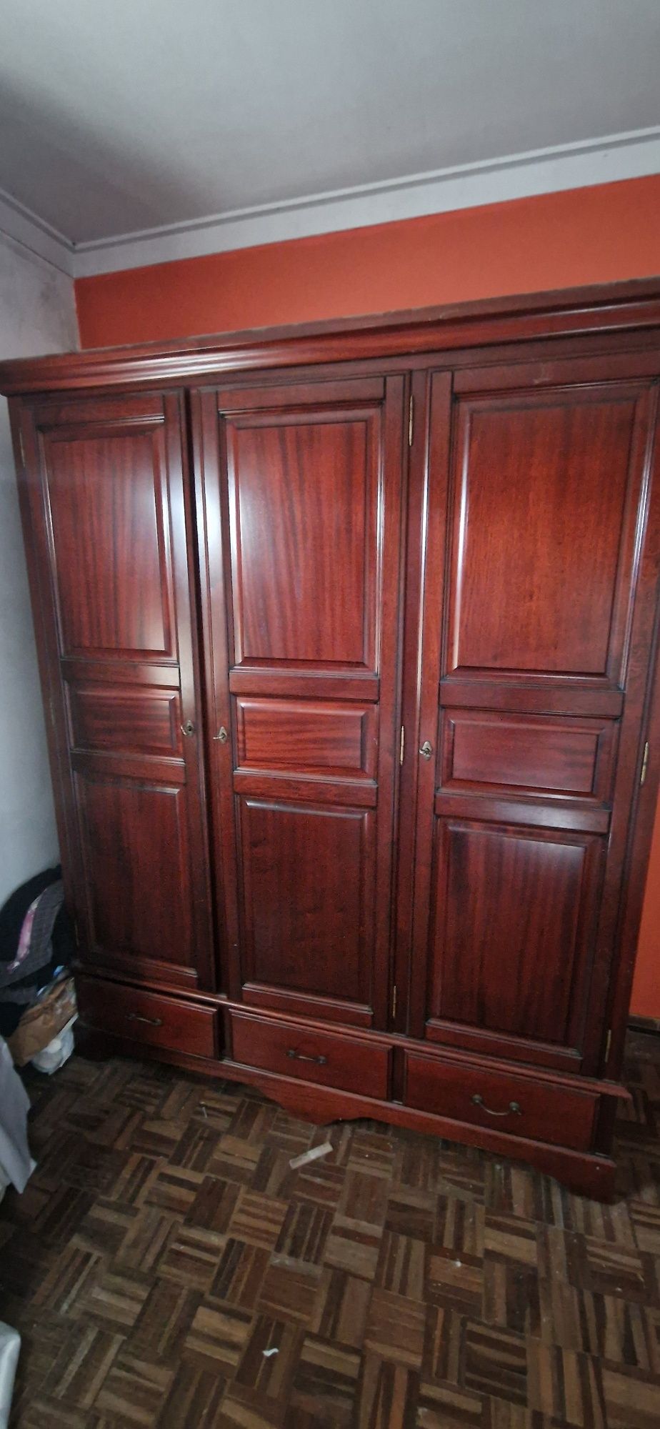 Roupeiro 3 portas+ 3 gavetas impecavel sem danos e robusto