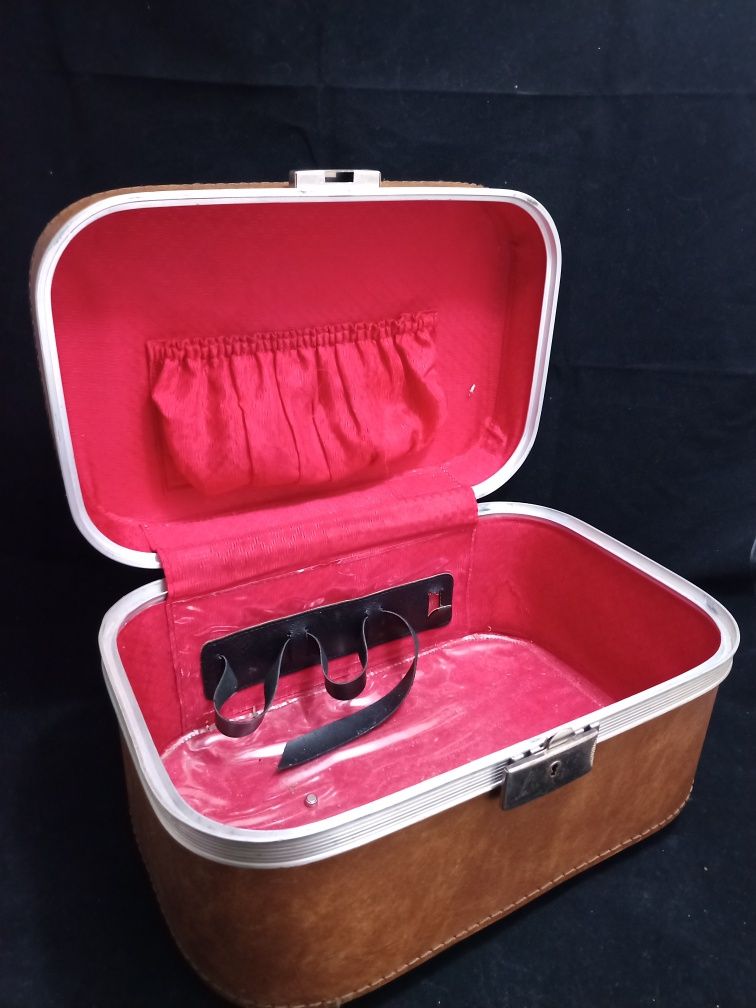 Necessaire antiga forrada a pele