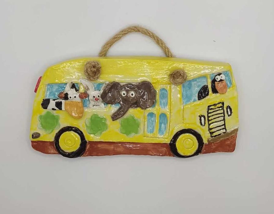Escultura de cerâmica feita à mão: animais a passear no autocarro