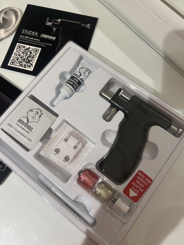 Пістолет для пірсингу, проколу вух, studex
