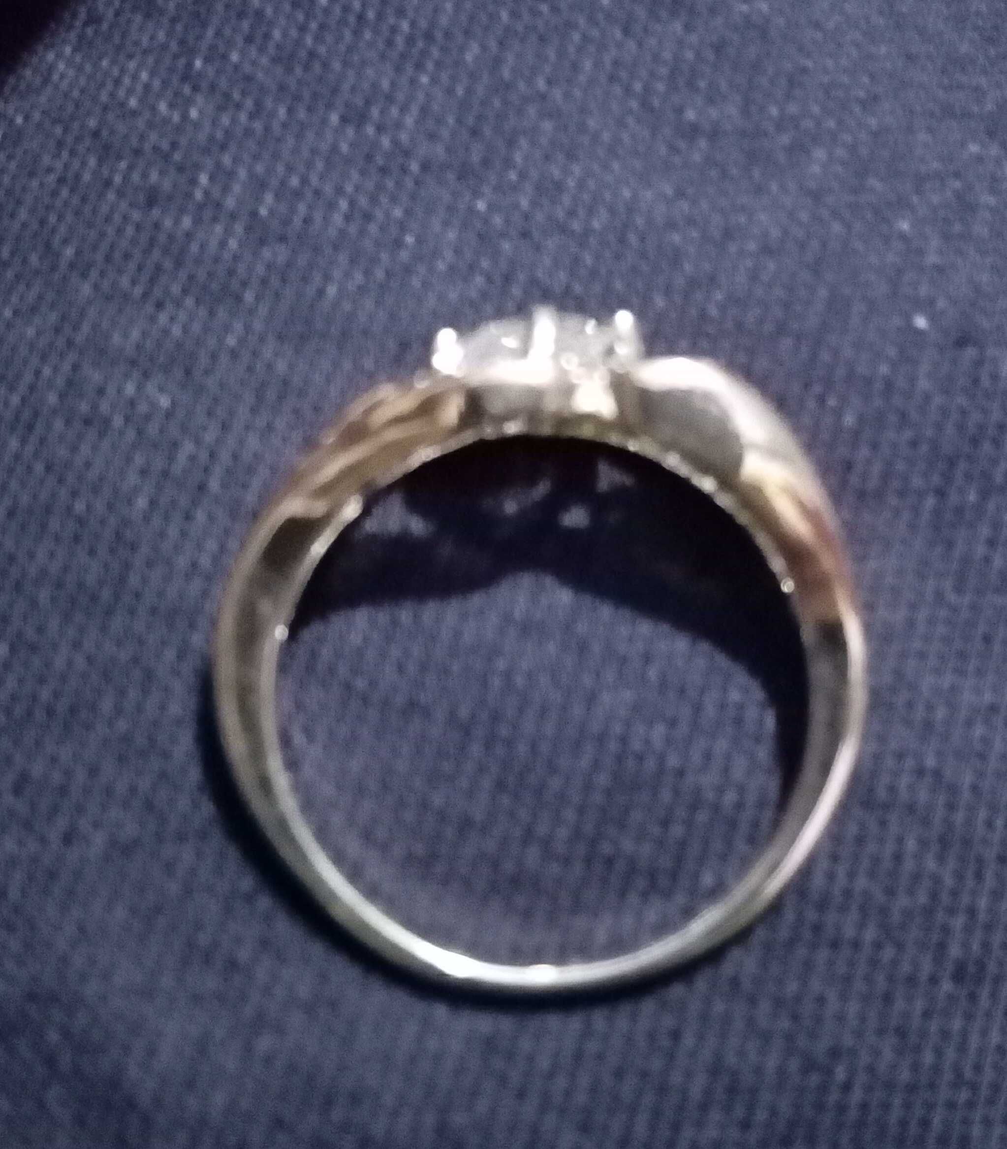 Srebrny pierścionek z cyrkoniami rozmiar 17