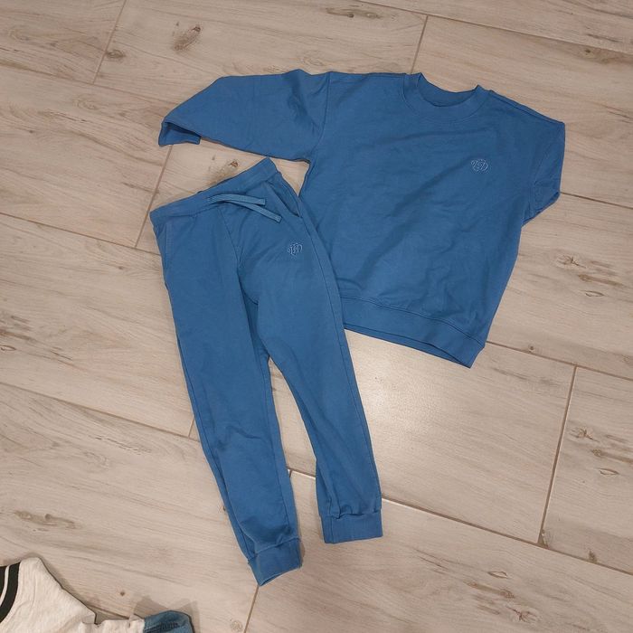 Paka ubrań dla chłopca 128 cm. Zestaw: spodnie, bluzy, koszulki, dres