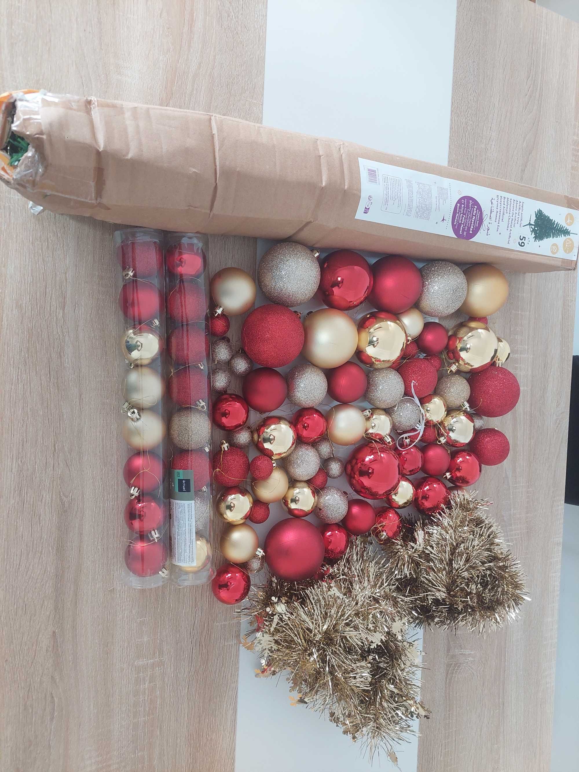 Árvore de Natal e Enfeites