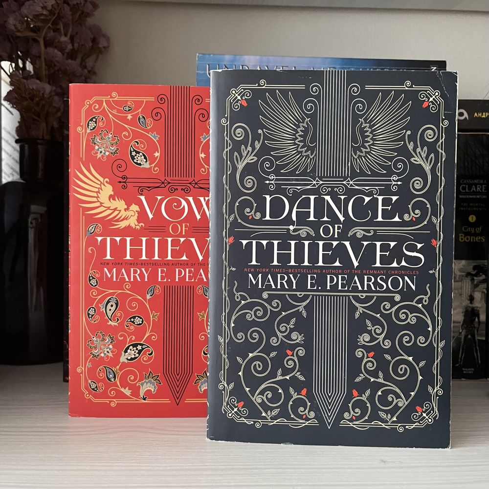 Книги Dance of thieves / Vow of thieves Mary E. Pearson англійською