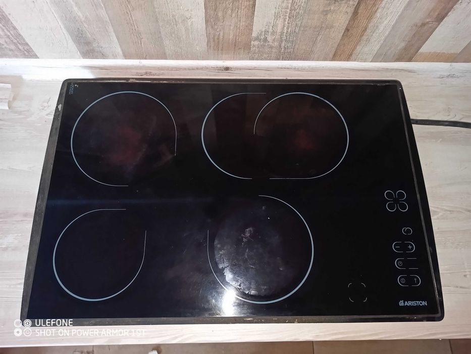 Продам сенсорную  печь Ariston .