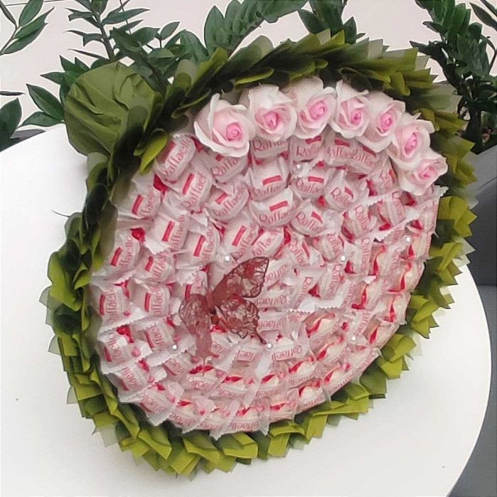 Prezent na 70 Urodziny. Bukiet Raffaello 70 szt i mydlanych róż. Ślub