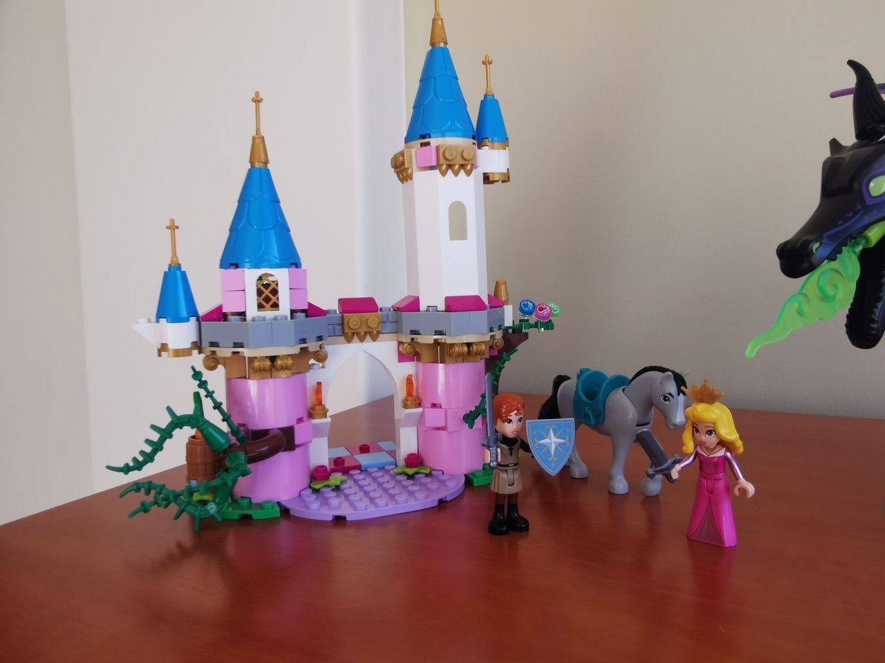 Lego 43240 Maleficent's Dragon Form and Aurora's Castle