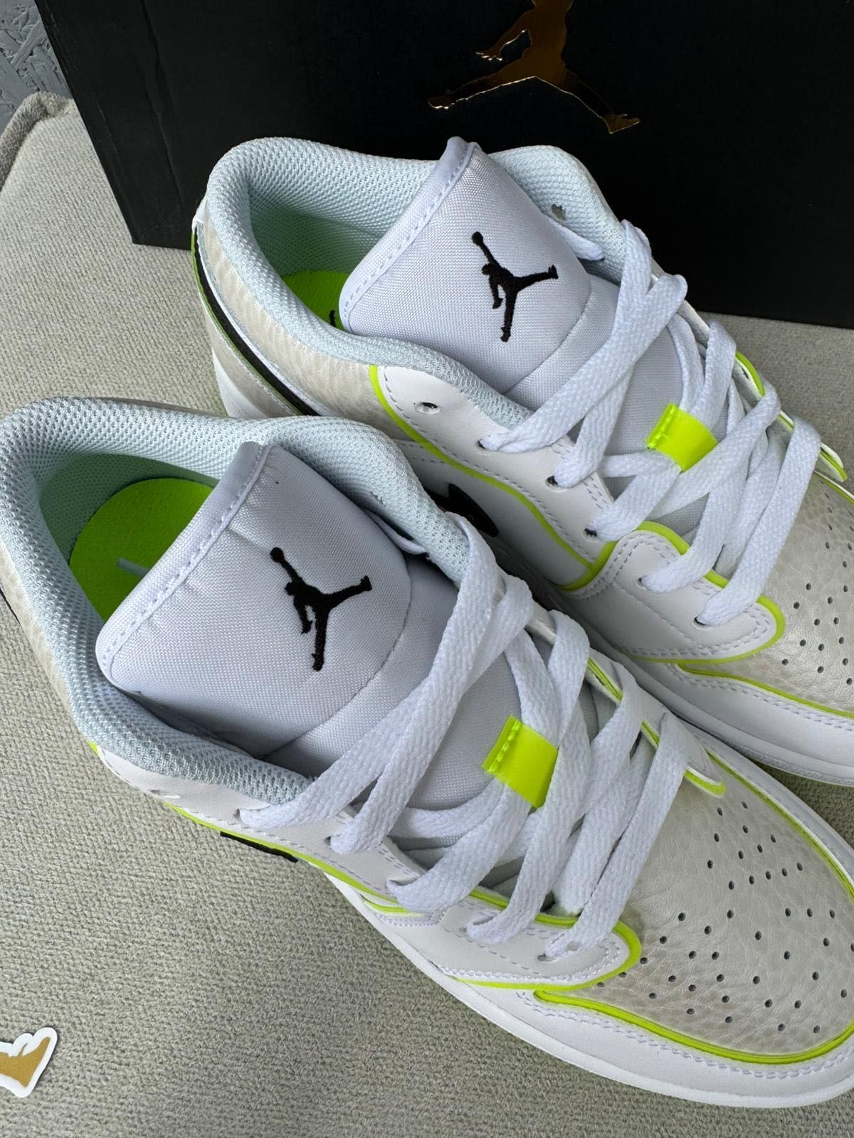 Nowe Sneakersy damskie AIR JORDAN 1 LOW SE białe srebrne 38