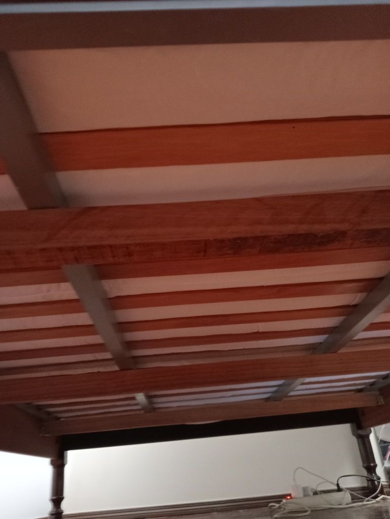 Mobília de quarto em madeira