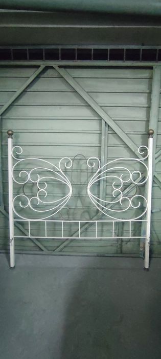 Cama de ferro antiga