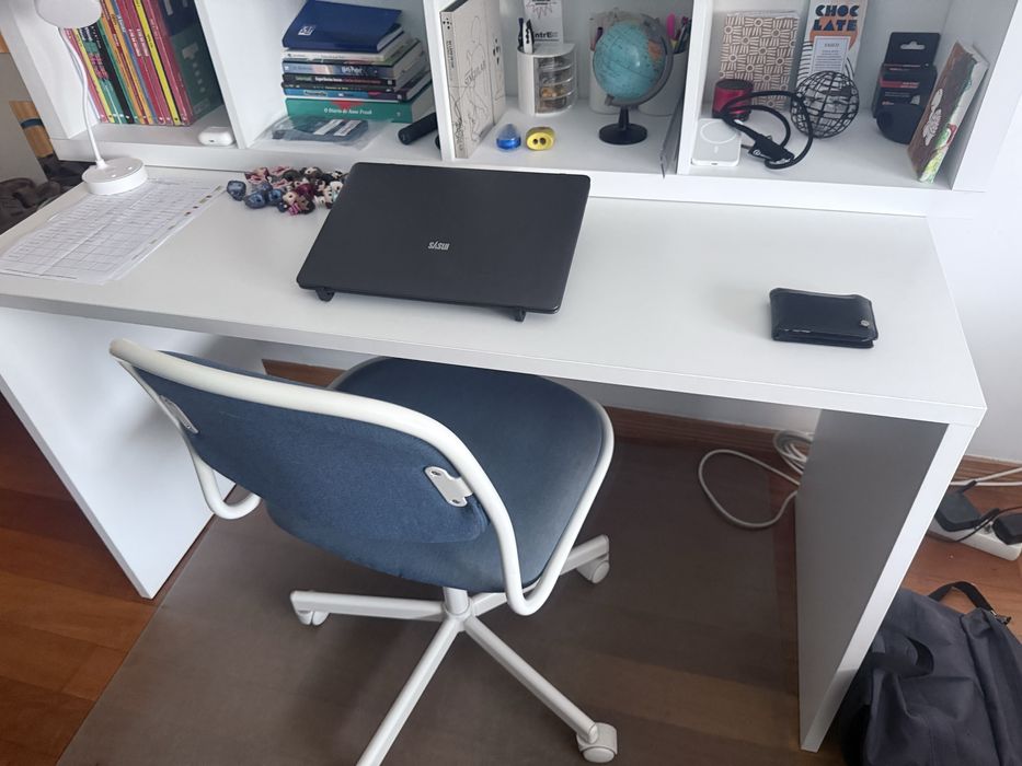 Duas Secretarias brancas