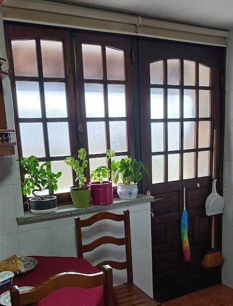 2 portas + 1 janela em madeira