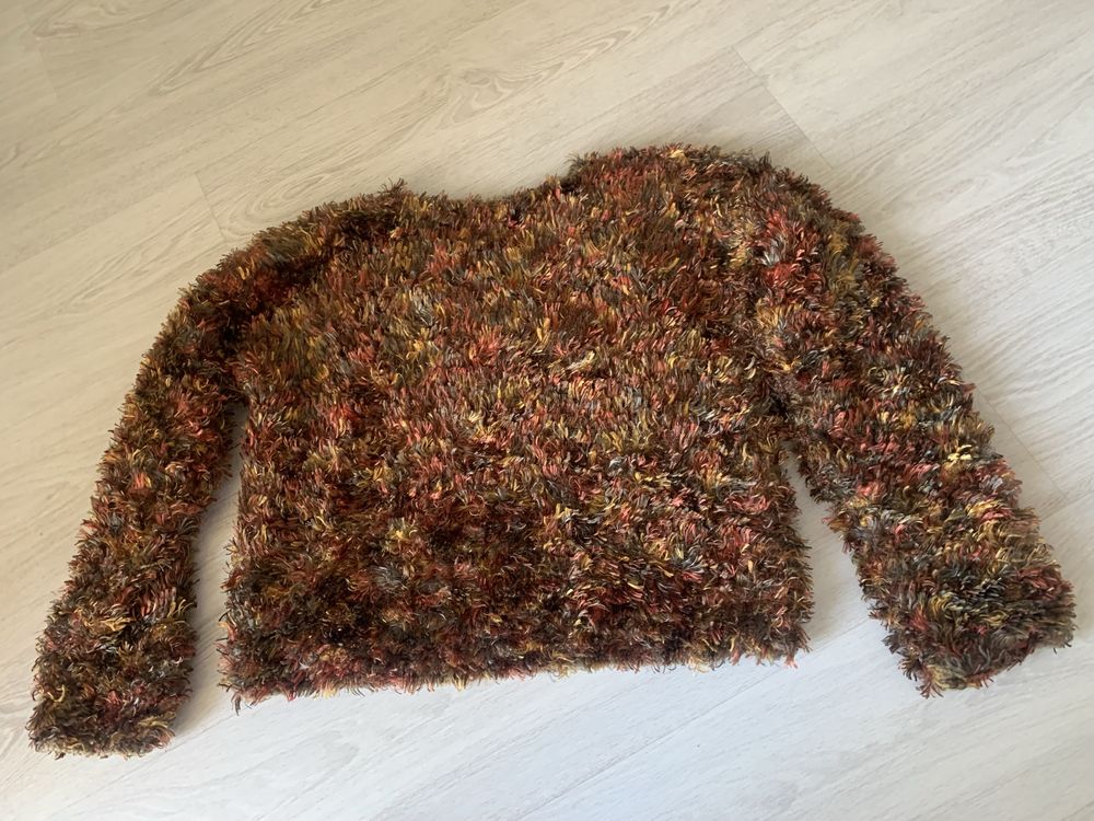 Brązowy włochaty sweter damski
