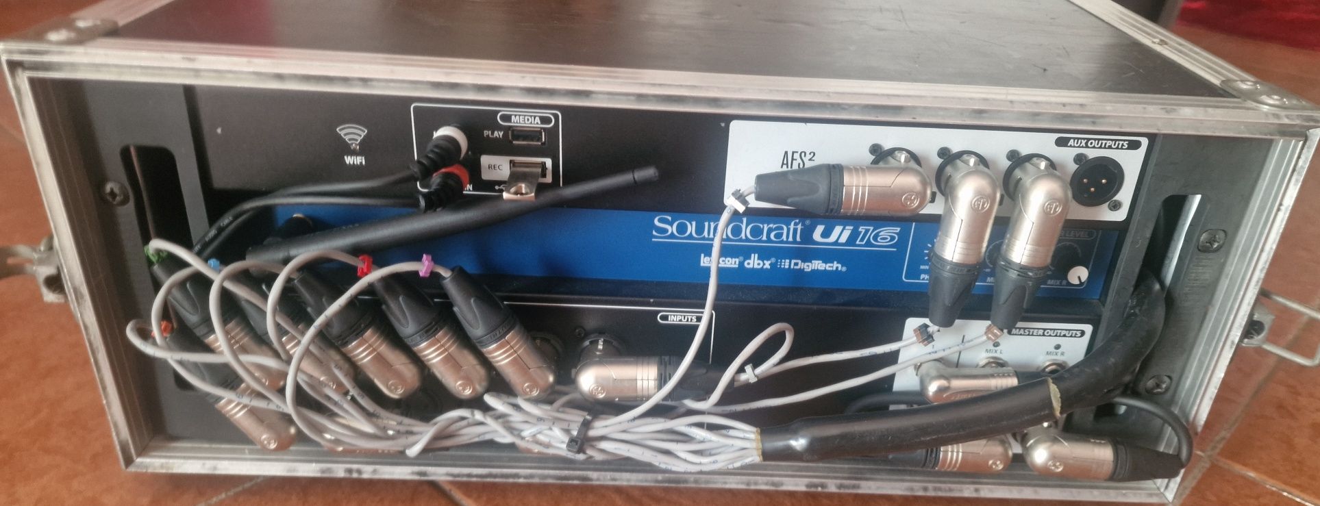 Mesa de mistura soundcraft UI16