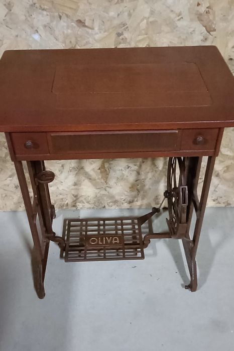 Máquina de costura Oliva
Descrição, restaurada á pouco tempo, madeira