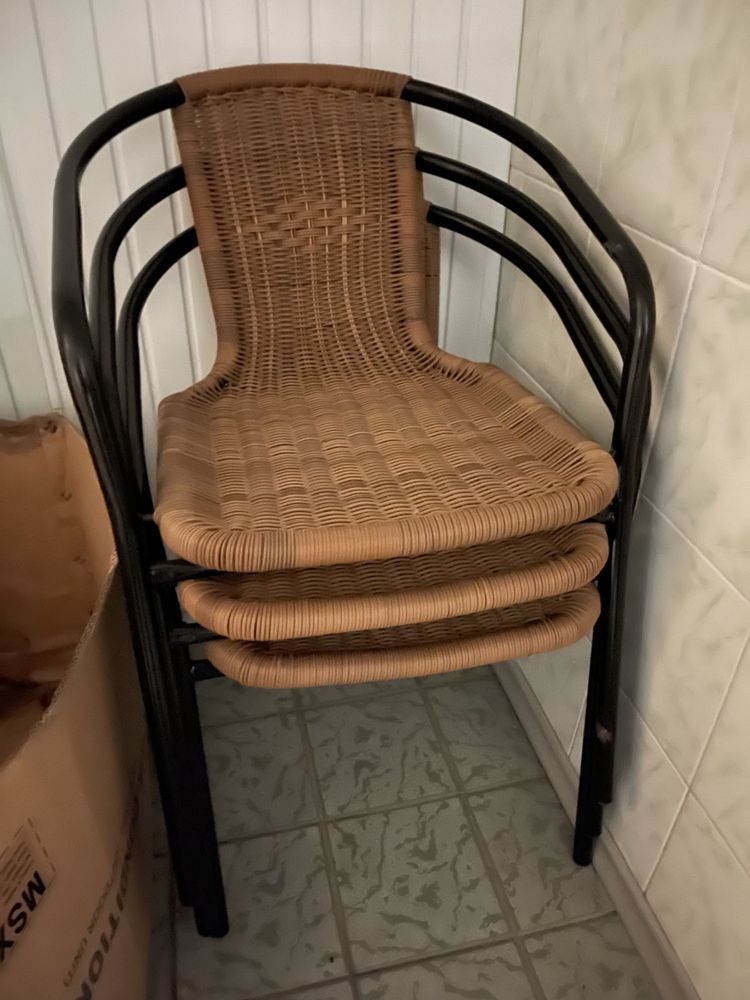 Кресла (стулья) новые, тумба со стеклом, компьютерное кресло