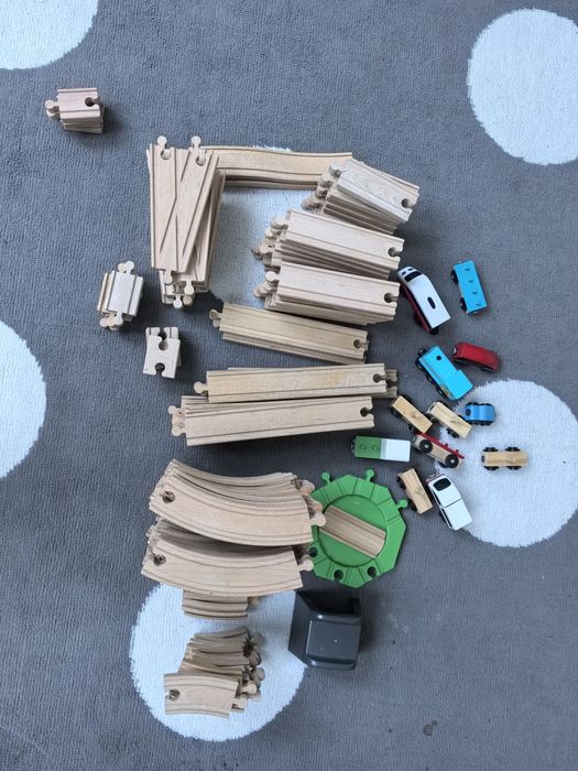 Tory drewniane wraz z akcesoriami.