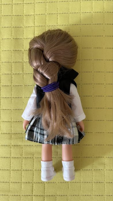 Lalka z długimi włosami