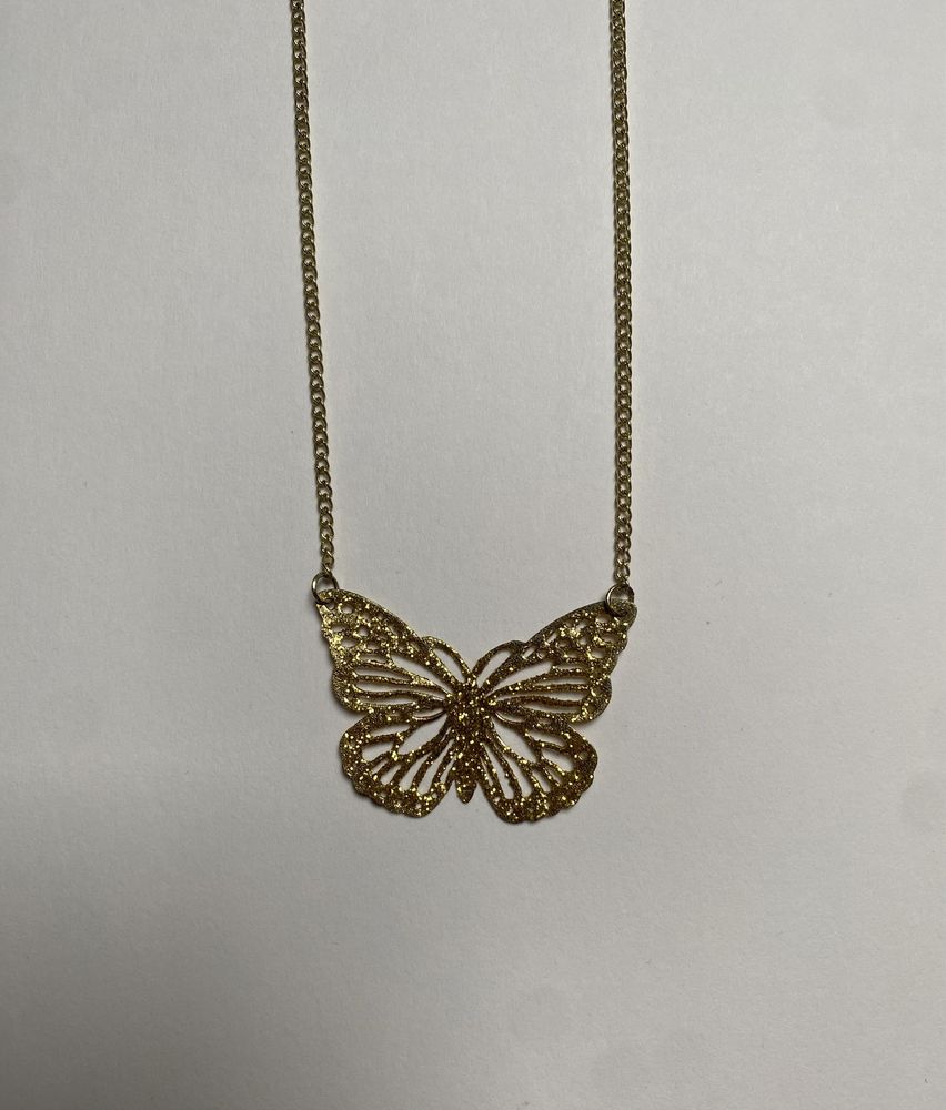 złoty naszyjnik z motylem wraz z brokatem