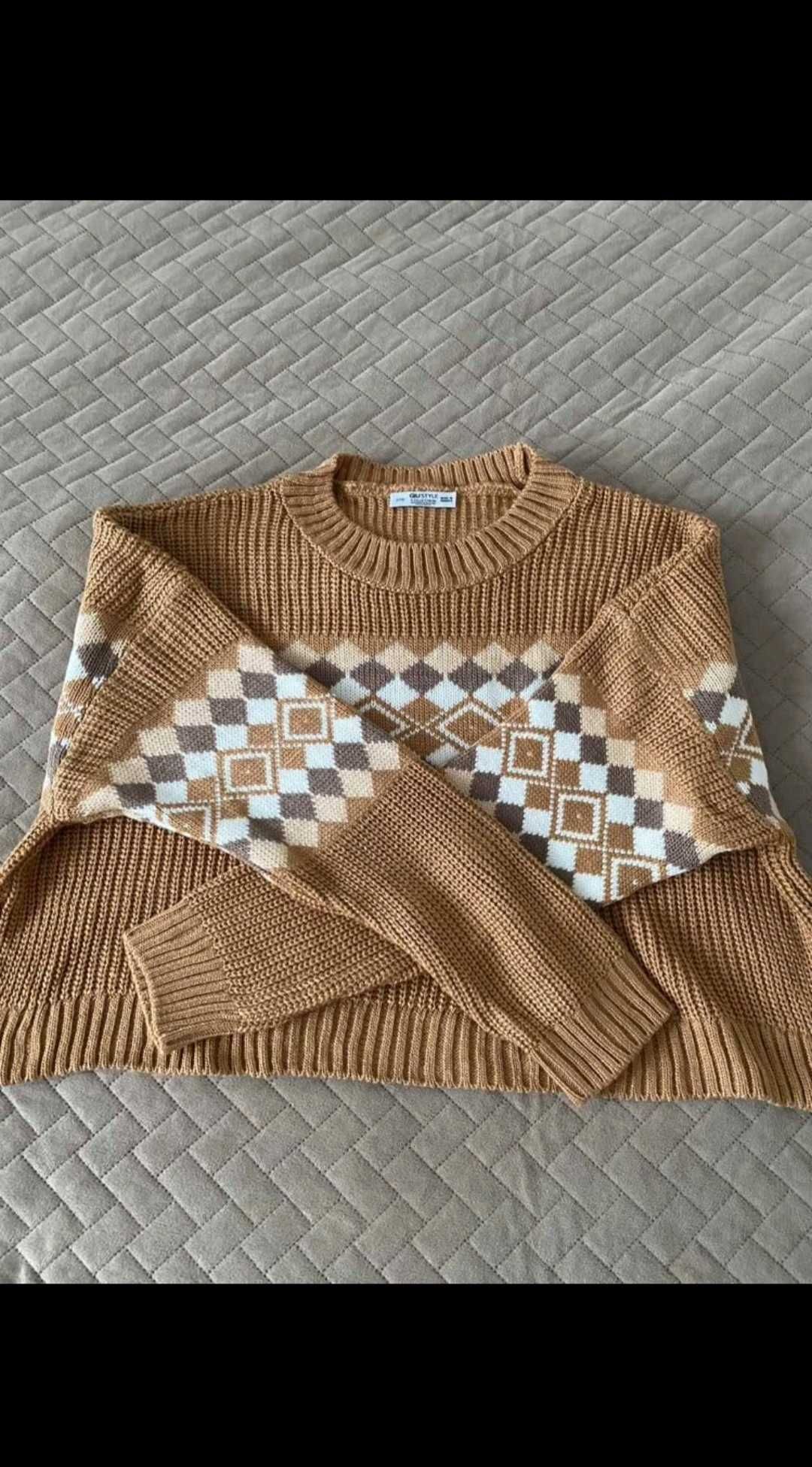 Brązowy sweter we wzory