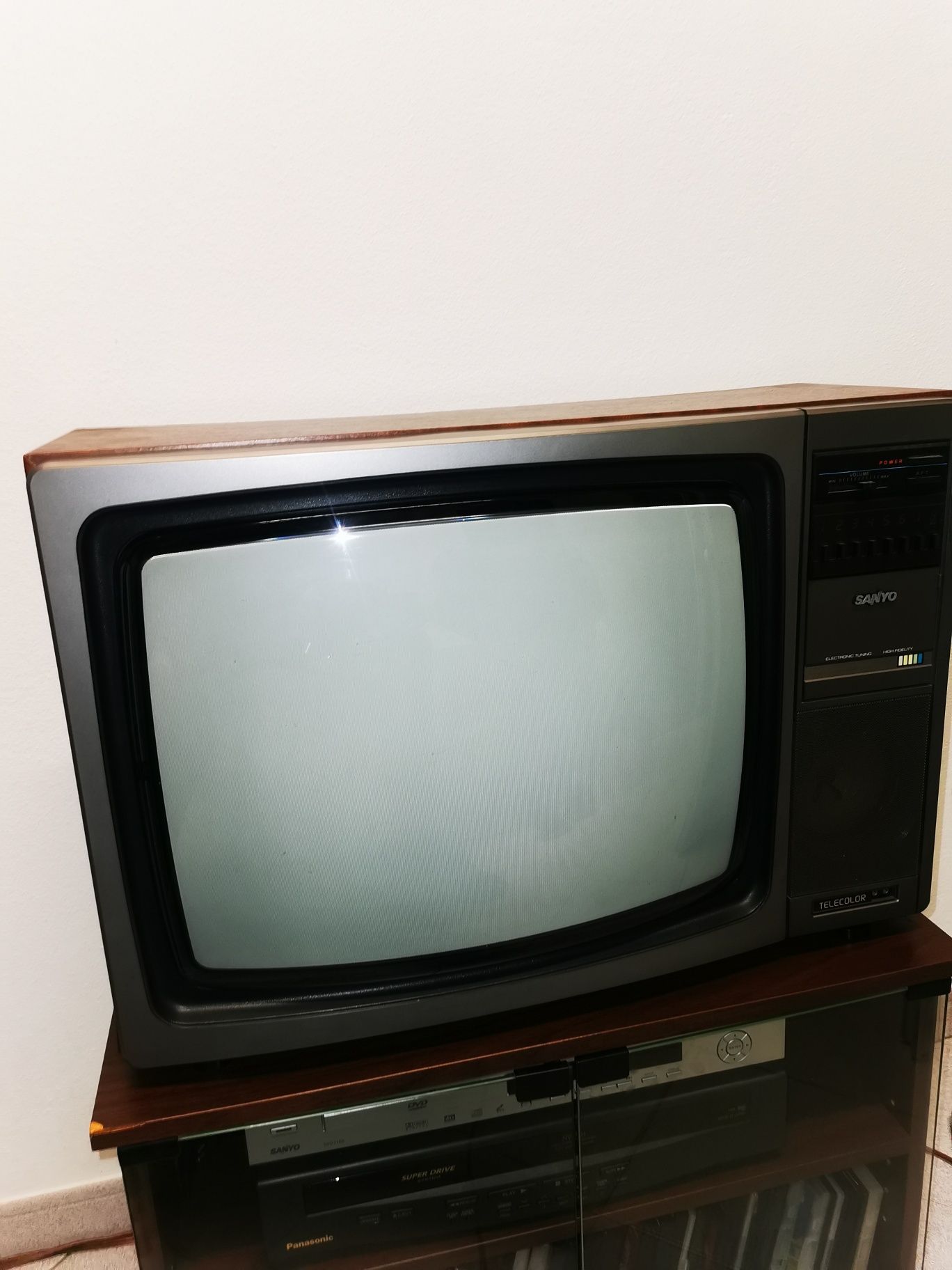 Televisão sanyo vintage a funcionar