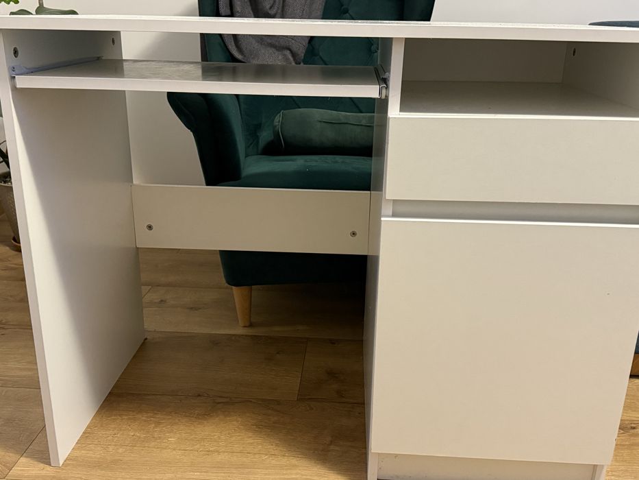 Białe biurko z szafka i szufladą