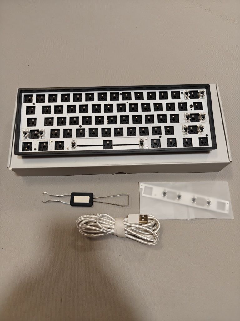Teclado Mecânico (Barebone+Switches+Key caps)