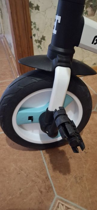 Дитячий триколісний велосипед з батьківською ручкою.
Стан нормальний,