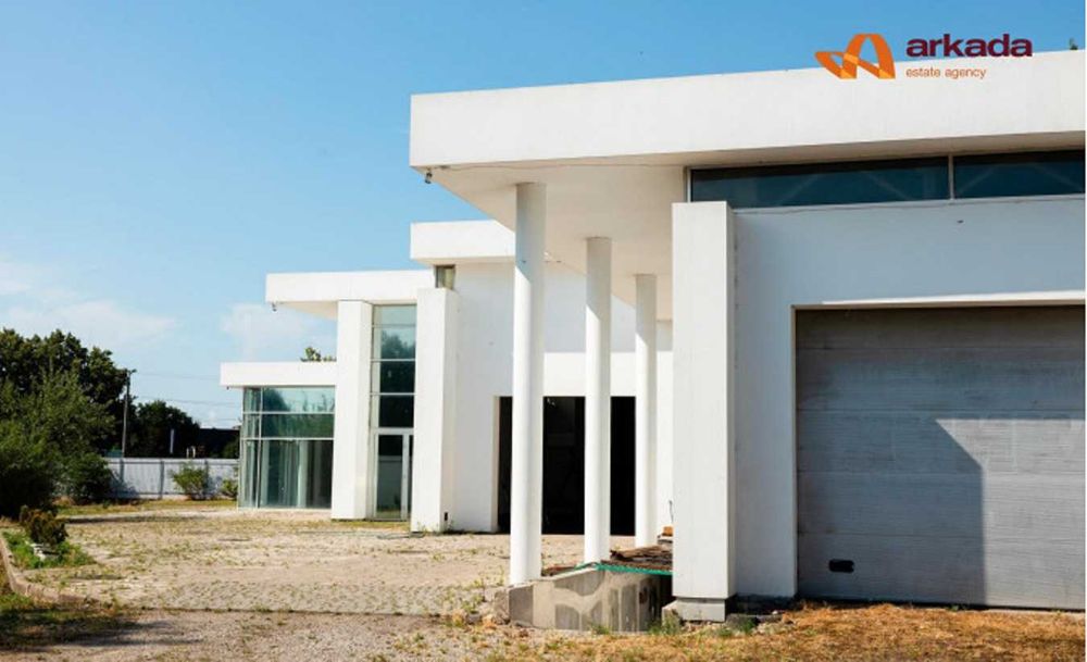 Просторе комерційне приміщення по вул. Євгена Коновальця