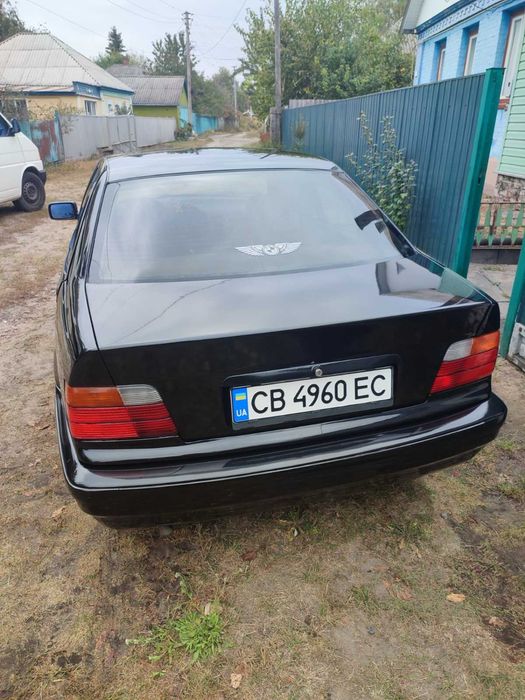 БМВ е 36  ,1993 року  ,обем 1,6 бенз.