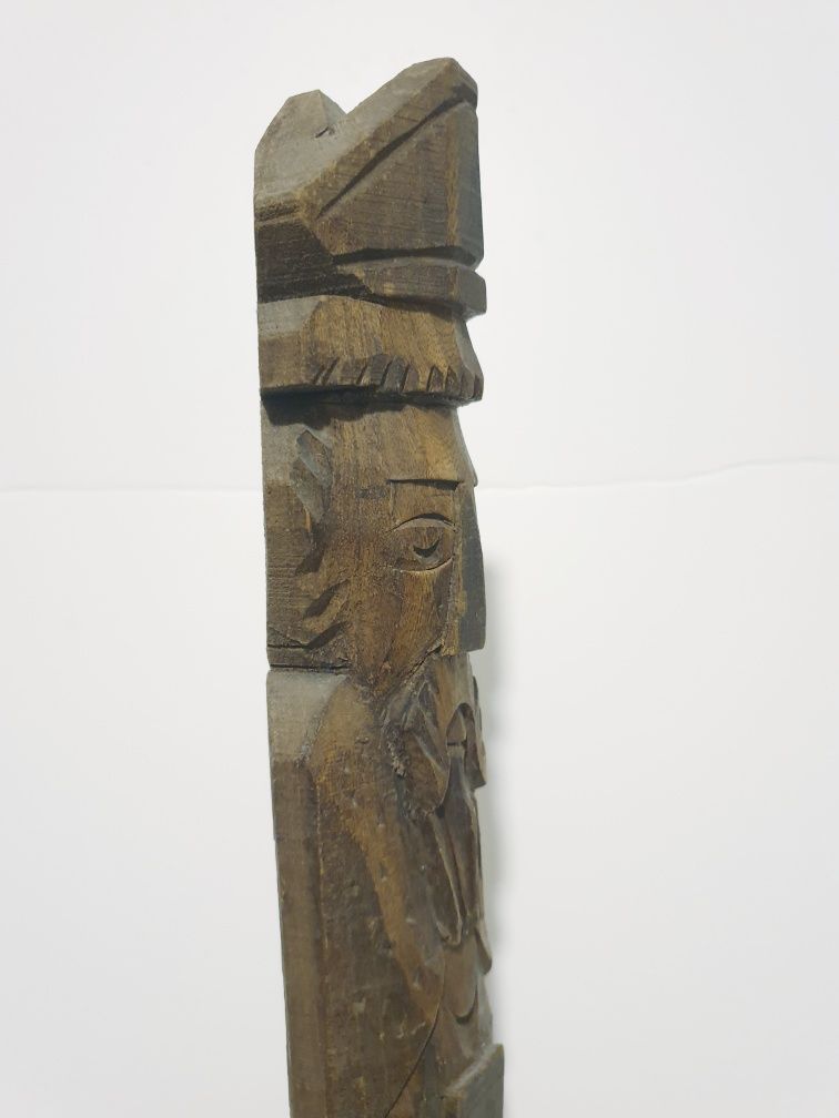Antiga escultura de um Santo esculpido em madeira