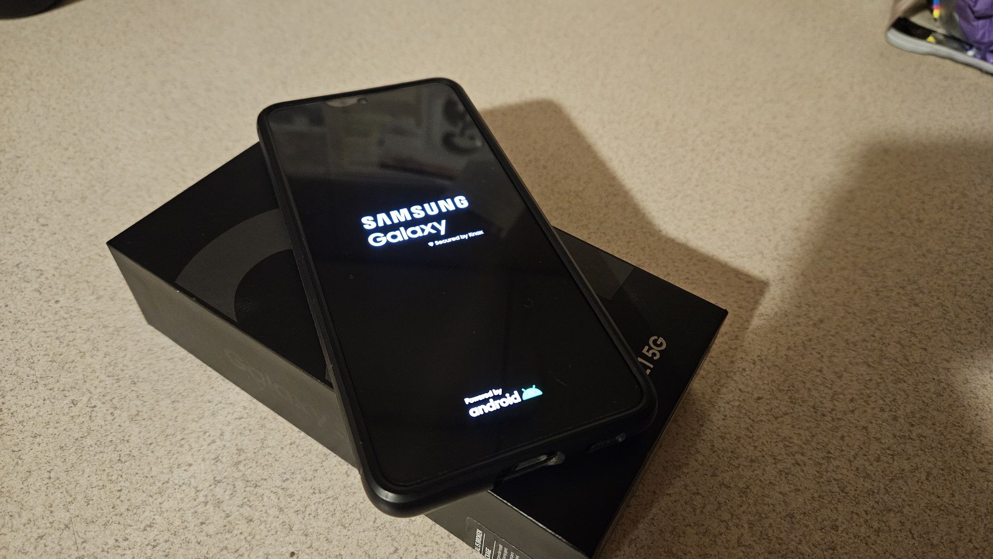 Smartfon Samsung Galaxy S21 5G Spigen etui w zestawie