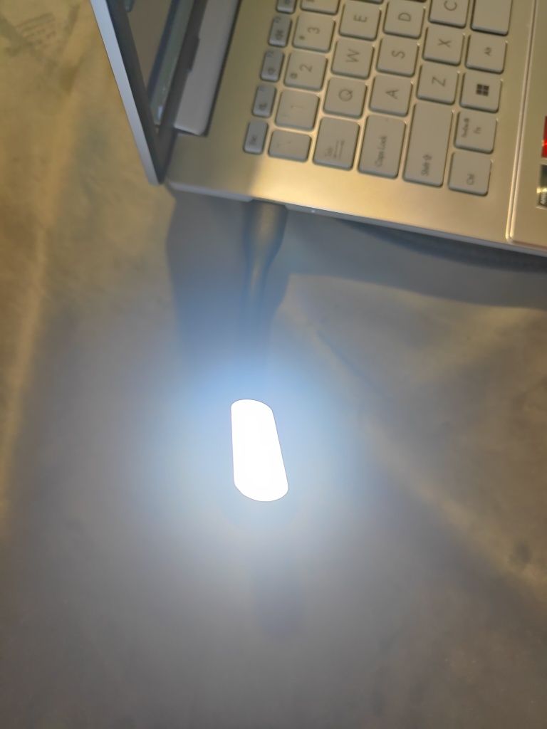 Nowa  Czarna Lampka USB