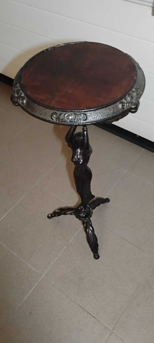 Sprzedam kwietnik stojący.