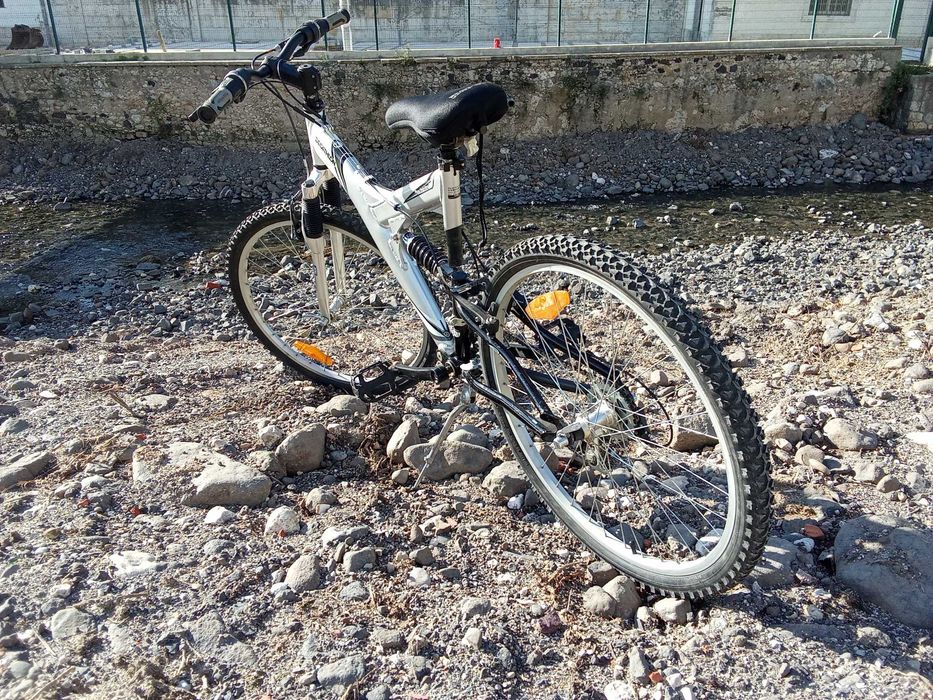 Bicicleta BTT Decathlon dupla suspensão.