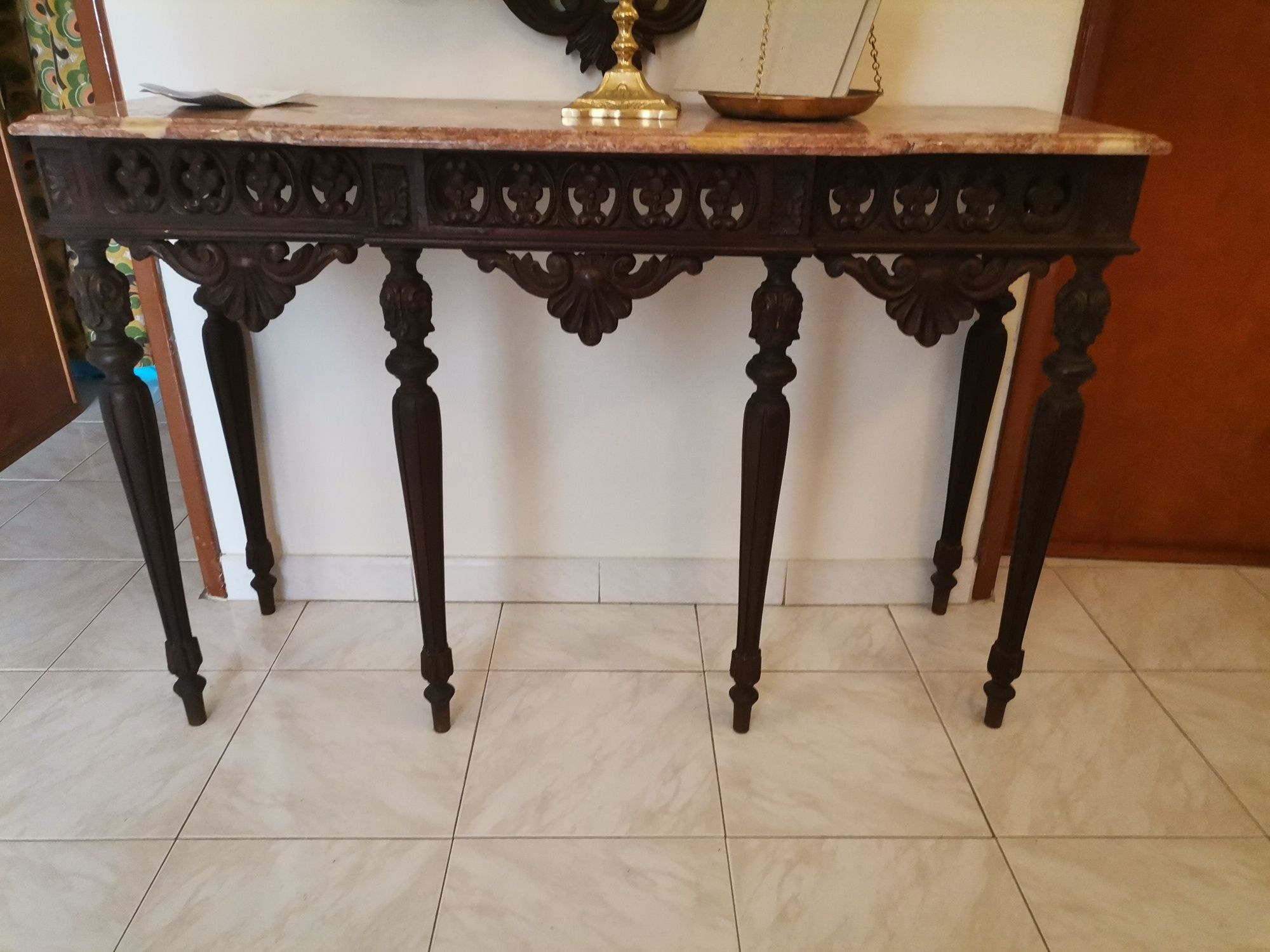 Mesa de hall antiga em madeira com tampo marmore