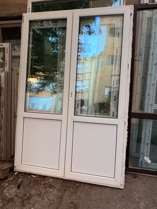 Дверь штульповая REHAU. Две створки открываются.  137*238см.
