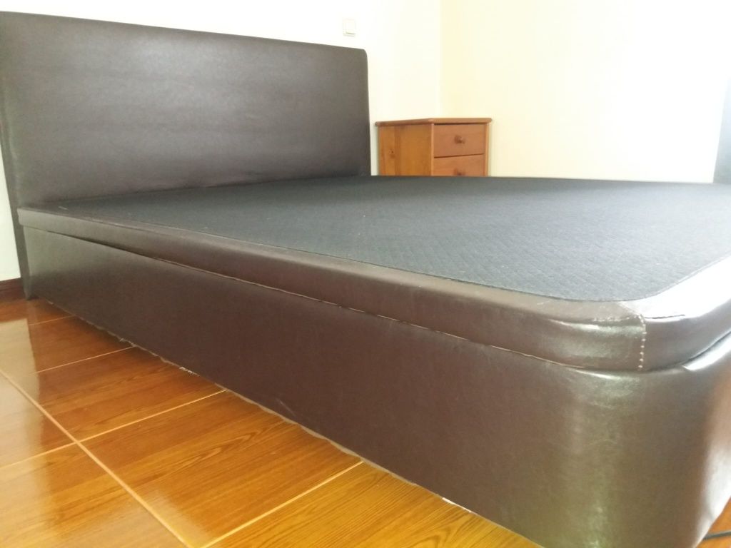 Quarto de casal - comoda, mesas de cabeceira e cama com colchão